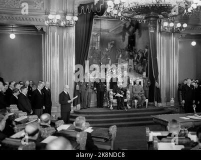 Oslo gennaio 1950. L'apertura dello Storting con il re Haakon VII e il principe ereditario Olav sul trono. Foto: NIC / NTB Foto Stock