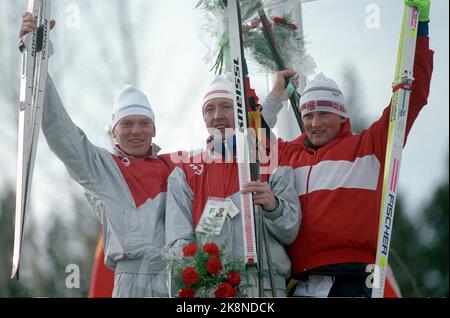 Calgary, Canada 198802: Olympic Calgary 1988. Sci di fondo, 30km, uomini. Sul pallet di vittoria: Aleksej Prokurorov (SOV/1), Vladimir Smirnov (SOV/2) e Vegard Ulvang (NOR/3). Foto: Bjørn Sigurdsøn Foto Stock