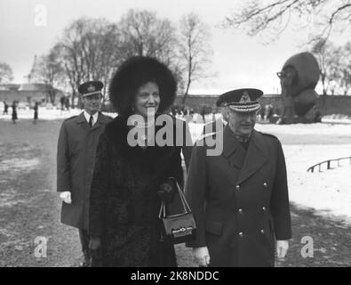 Oslo Febbraio 1973. Regina Margrethe di Danimarca in 3 giorni visite ufficiali ad Oslo. Ha con la famiglia, il principe Gemalen il principe Henrik ed i due figli ereditano il principe Frederik ed il principe Joachim. Qui la regina Margrethe al tracciato della corona presso la Fortezza di Akershus. Sono presenti anche il re Olav e il principe Henrik. Foto: Corrente / NTB Foto Stock