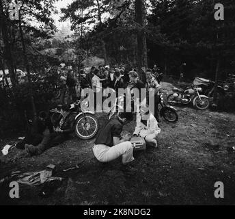 Fredrikstad 8 agosto 1959. Ai giovani motociclisti di Fredrikstad è stato assegnato un nuovo luogo d'incontro al caffè Stortorvets, rinominato dai giovani 'Totaker'n'. Qui sono raccolti in un buco di foresta. Il giocatore di registrazione è incluso, i record di Rock & Roll sono fuggiti. Foto: Aage Storløkken / corrente / NTB Foto Stock