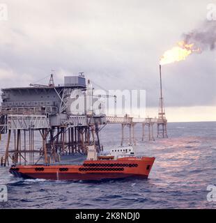 La piattaforma 19740923 del Mare del Nord presso l'Ekofisk Center. Fiamma a gas, serbatoi di alimentazione. Foto: Vena Hammerstad / NTB / NTB Foto Stock