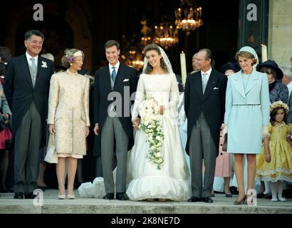 Parigi 19940924. La regina Sonja, il principe ereditario Haakon e la principessa Märtha Louise a Parigi in occasione di un matrimonio nella famiglia Duca di Lussemburgo. Foto: Immagine di gruppo al di fuori della chiesa dopo il matrimonio: La coppia nuziale, il principe Guillaume e la principessa Sibilla, fotografata al di fuori della chiesa della Cattedrale di Saint-Louis a Versailles con i genitori della sposa, Paul-ANT Weiller e Donna Olympia Torlonia, così come il grande-cuore Jean e Grand Duppine. Foto: Lise Åserud Foto Stock