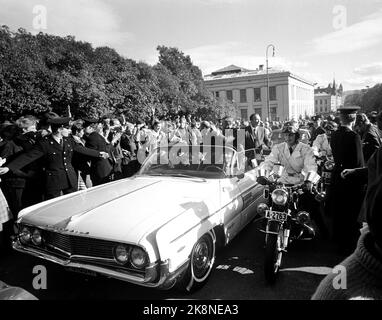 Oslo 19691010 gli astronauti americani Buzz Aldrin, Neil Armstrong e Michael Collins di 'Apollo 11', che all'inizio dello stesso anno sbarcarono sulla luna, sono in tour europeo. Qui i tre visitarono lo Storting, e dopo la visita guidarono in macchina aperta fino a Karl Johan. Da V: Aldrin, Armstrong e Collins. Include il caos mentre l'auto si avvicinava alla piazza del castello. Foto: Aage Storløkken / corrente / NTB Foto Stock