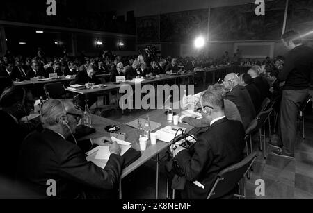 Oslo 19710620 Vietnamtribunal a Oslo. La Commissione internazionale per le indagini sulla guerra degli Stati Uniti a Indocina apre la sua seconda sessione nella Casa del Popolo, con il movimento del Vietnam in Norvegia come organizzatore. Vi partecipano un gran numero di politici, scienziati e avvocati di fama internazionale. Foto: Storløkken / corrente / NTB Foto: NTB / NTB Foto Stock