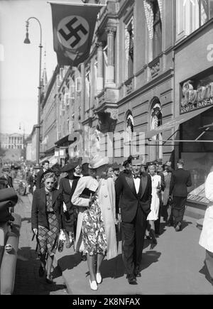 Oslo settembre 1940: Studenti e altri pedoni alla porta Karl Johans, sulla strada per l'immaturriculation in Piazza dell'Università. Bandiera con croce sul mento appende sugli edifici lungo Karl Johan. Foto: NTB / NTB Foto Stock