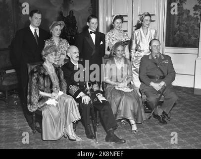 Oslo 19530510. Principe Harald Conferma. Qui vediamo il fotografo di famiglia al castello. Anteriore (F.) Principessa Ingeborg, re Haakon, principessa ereditaria Märtha e principe ereditario Olav. La seconda fila (F.) Erling Lorentzen, Principessa Ragnhild, Principe Harald, Principessa Astrid e Principessa Margaretha di Danimarca. Il principe Harald fu confermato da solo nella cappella del castello di Akershus. Foto: Archivio NTB / NTB Foto Stock