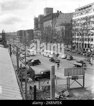 Oslo 195004. Quando arriva il crollo traffico e l'ora di punta a Oslo nel 1950. Il quadro: Rådhusgata è una delle peggiori strozzature del traffico di Oslo. Quando il traffico è il più vivace, è un lavoro di pazienza essere un conducente. Qui si vede la parte superiore della strada, quella più vicina al municipio, ma le condizioni sono notevolmente peggiori nella parte inferiore. Si ottiene una buona impressione di che spazio tutte le auto parcheggiate rubano dal traffico di guida. Foto: Arne Kjus / corrente / NTB Foto Stock