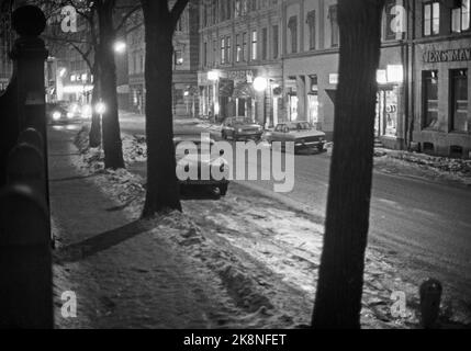 Oslo 19820224. Stenersgaten a Oslo, foto della sera, foto della notte. Qui a Stenersgata, tossicodipendenti e prostitute soggiornarono negli anni 1970-80s. Foto: Lars Grønseth / NTB Foto Stock