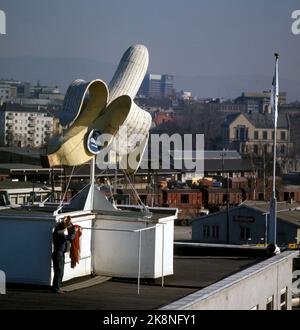 Oslo 1975 scultura di banana di Banan-Matthiessen in cima all'edificio di Banan-Matthiessen a Filippstad. (La banana si trovava sul tetto della banana-matthiess banana maturo a Filippstad dal 1952 al 1992, e nel 2006 è stato spostato al centro d'arte di Høvikodden) Foto: Erik Thorberg / NTB / NTB Foto Stock