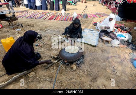 Gaza, Palestina. 23rd Ott 2022. Le donne palestinesi cuocono pane tradizionale partecipando a una celebrazione della stagione della raccolta delle olive in una fattoria a Deir al-Balah nella striscia centrale di Gaza. (Foto di Yousef Masoud/SOPA Images/Sipa USA) Credit: Sipa USA/Alamy Live News Foto Stock