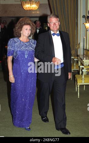 Oslo 19960628. Carl I. Hagen (FRP) e la sig.ra Eli si recavano al Grand Hotel durante la visita di stato del presidente cinese Jiang Zemin. Foto: Terje Bendiksby NTB / NTB Foto Stock