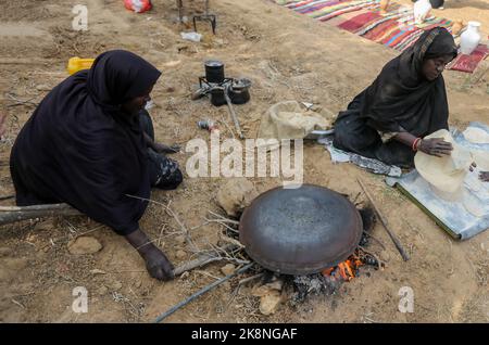 Gaza, Palestina. 23rd Ott 2022. Le donne palestinesi cuocono pane tradizionale partecipando a una celebrazione della stagione della raccolta delle olive in una fattoria a Deir al-Balah nella striscia centrale di Gaza. (Foto di Yousef Masoud/SOPA Images/Sipa USA) Credit: Sipa USA/Alamy Live News Foto Stock