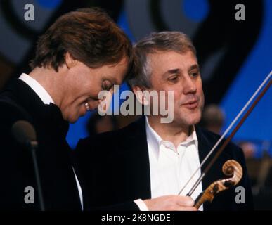 Oslo 19800210 Premio Spellemann per il 1979. Direttore di programma Arve Tellefsen (t.v.) insieme al direttore d'orchestra Egil Monn-Iversen. Foto Paul Owesen / NTB / NTB Foto Stock