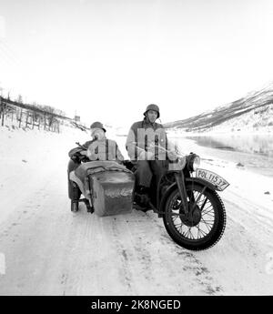 Norvegia settentrionale nella primavera del 1957. Dalla registrazione del film 'Nine Liv' sulla fuga dell'eroe di guerra Jan Baalsrud durante la seconda guerra mondiale Il film è registrato dove la fuga ha avuto luogo, anche in Lyngseidet. Qui ci sono due soldati tedeschi a caccia di Jan Baalsrud, in una moto con sidecar. Foto: Aage Storløkken / corrente / NTB Foto Stock