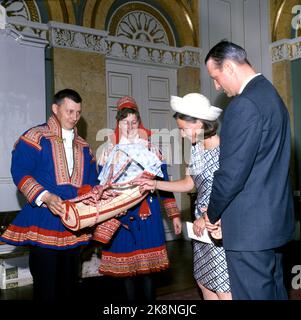 Oslo 1968-08-29: Matrimonio reale norvegese. Il principe ereditario Harald sposa Sonja Haraldsen. La coppia ha ricevuto molti doni. Qui, la coppia del principe ereditario riceve una venuta come regalo da una coppia di Sami. Foto: NTB / NTB Foto Stock