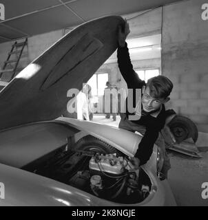 LUNDE in Telemark, 1956. Produzione del troll norvegese. Qui dal motore di soli 700 ccm, a due tempi con iniezione diretta, che eroga 30 cv con 4300 giri. Foto: Sverre A. Børretzen/ NTB/ NTB Foto Stock