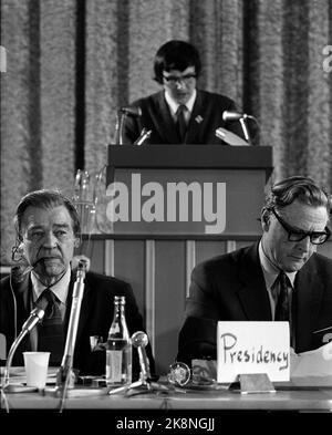 Oslo 19710620 Vietnamtribunal a Oslo. La Commissione internazionale per le indagini sulla guerra degli Stati Uniti a Indocina apre la sua seconda sessione nella Casa del Popolo, con il movimento del Vietnam in Norvegia come organizzatore. Vi partecipano un gran numero di politici, scienziati e avvocati di fama internazionale. Qui il presidente della sessione, il professore svedese Gunnar Myrdal (TV) e il presidente J.F. Cairns. Sullo sfondo del pulpito presidente del movimento vietnamita Hans Raastad. Foto: NTB / NTB Foto Stock