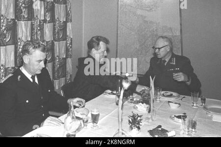 Kirkenes, Finmark Dicembre 1962. Il Ministro della Difesa Gudmund Harlem al confine Jakobselv con regali di Natale per i ragazzi che parlano al confine con l'Unione Sovietica. Il viaggio durò 5 giorni e divenne un viaggio duro in aereo, auto, barca e pulk. In questa sala, il Commissario per la frontiera Magnus tiene solitamente una conferenza con il suo collega russo. Harlem, ministro della Difesa (al centro), con il capo della polizia. Foto: Ivar corrente di Aaserud / NTB Foto Stock