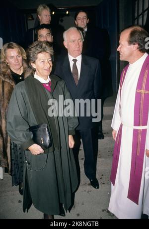 Oslo 19891209: Cathrine Ferner, nipote del re Olav, sposa Arild Johansen nella chiesa di Ris a Oslo. Foto: I genitori dello sposo. Da a h. Cappellano residente Nils Jacob Tønnessen nella chiesa di Ris. Foto: Knut Falch Foto Stock