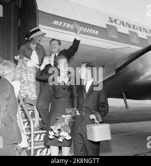 Søgne Agosto 24, 1959. Grande stand a Søgne quando la figlia del pescivendolo, Anne Marie Rasmussen, sposa il miliardario erede Steven C. Rockefeller. Qui dalla partenza da Kristiansand. Il padre dello sposo Nelson Rockefeller e la madre sullo sfondo. Foto: NTB / NTB Foto Stock