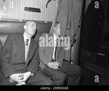 Oslo - Fredrikstad 1962. Lunga notte di viaggio al lavoro. 'Mentre la maggior parte della popolazione dorme, il nuovo 'pariacast' deve fuori dei piumini. Hanno da due a quattro ore di viaggio per lavorare ogni giorno." Relazione sul pendolarismo da Fredrikstad. Qui dalla stazione ferroviaria. Foto: Ivar Aaserud / corrente / NTB Foto Stock