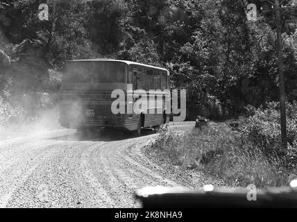 E-18, 9 agosto 1969. N. corrente 32. "La strada per le vacanze davanti ad alcuni è la strada europea 18 - o a sud come è popolarmente chiamata. Abbiamo seguito la strada lunga 613 chilometri da Oslo a Stavanger. Dall'autostrada alla strada in cemento, dai villaggi di Vestfold alle Jæren rocciose. Attraverso alcune delle città più grandi del paese e attraverso i minuscoli dylles del Sud. ' Qui un autobus sulla e-18 poi lunghi tratti è stato gravellato e non pavimentato. Strada sterrata. Foto: Per Ervik / corrente / NTB Foto Stock