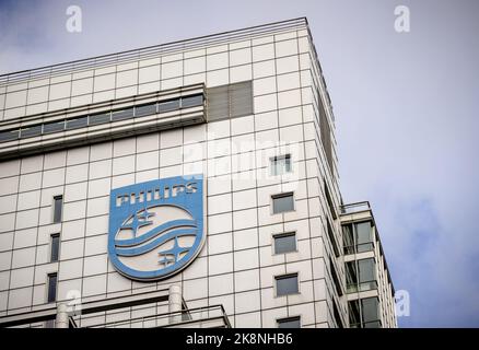 2022-10-24 15:15:03:19 AMSTERDAM - esterno della sede centrale di Philips. La società tecnologica sta tagliando quattromila posti di lavoro in tutto il mondo, 400 dei quali nei Paesi Bassi, perché da tempo la società non sta andando bene. ANP SEM VAN DER WAL olanda fuori - belgio fuori Foto Stock