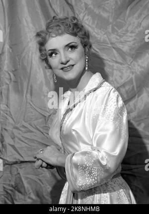 Oslo 19560114. L'attore Lillebil Ibsen suona un'oca al cento per cento nel gioco '13 al tavolo' al nuovo teatro di Oslo. Madeline Villardier è chiamata la donna stupida ed esclusiva come una piccola auto giochi. Foto: SV. A. Børretzen corrente / NTB Foto Stock