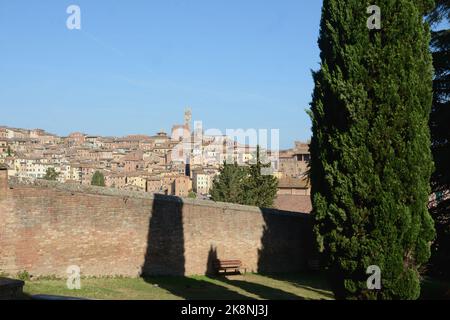 Panorama di Siena con le case rosse, la cattedrale in stile romanico-gotico italiano e la Torre del Mangia che si affaccia su Piazza del campo. Foto Stock