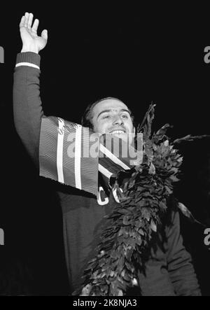 Coppa del mondo di Oslo 19560211 su pattini. Il campione del mondo Oleg Gontsjarenko di Mosca con la corona saluta il pubblico della folla che ha stormato il campo per rendere omaggio al popolare russo. Foto: SV. A. Børretzen / Aage Storløkken / Current / NTB Foto Stock