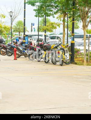 Una fila di parcheggi per motociclette lungo la strada durante gli eventi della settimana ciclistica di Terengganu. Foto Stock