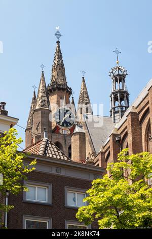 Torre pendente della vecchia chiesa nella storica città vecchia olandese di Delft. Foto Stock
