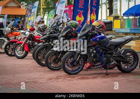 Una fila di parcheggi per motociclette lungo la strada durante gli eventi della settimana ciclistica di Terengganu. Foto Stock