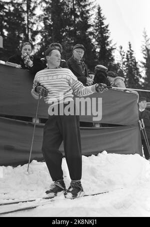 Norefjell 19530222. La principessa Ragnhild e Erling Lorentzen sciano a Norefjell. Qui vediamo la principessa Ragnhild (dietro) che fuma le sigarette con il suo fidanzato Erling Lorentzen con gli sci. FOTO: NTB ARKIB / NTB Foto Stock