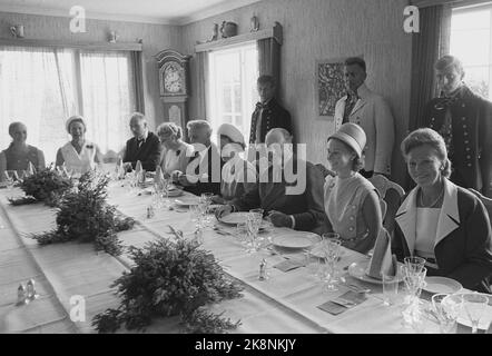 Flå 19690811. Regina Elisabetta in Norvegia con la famiglia. Il primo Ministro per Borten ha invitato la Regina per il pranzo nella sua casa nella fattoria di Flå. Qui dal pranzo f.v. Primo Ministro per Borten, Regina Elisabetta, Re Olav, Principessa della Corona Sonja e Magnhild Borten. Foto: Archivio NTB / NTB Foto Stock