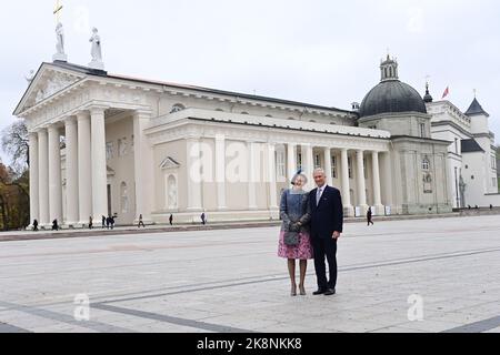 Vilnius, Lituania. 24th Ott 2022. La regina Mathilde del Belgio e il re Filippo - Filip del Belgio posa per il fotografo alla visita ufficiale di Stato della coppia reale belga nella Repubblica di Lituania, lunedì 24 ottobre 2022, a Vilnius. FOTO DI BELGA DIRK WAEM Credit: Agenzia Notizie di Belga/Alamy Live News Foto Stock