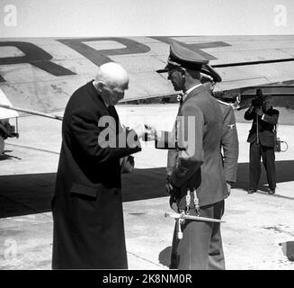 L'autore di Oslo 19430628 Knut Hamsun arriva all'aeroporto di Fornebu dopo una visita in Germania. Knut Hamsun ha salutato a mano il Reichskommiser Josef Terboven, venuto a incontrarlo all'aeroporto. Il fotografo di film sullo sfondo aumenta l'evento. Foto: Aage Kihle NTB / NTB Foto Stock