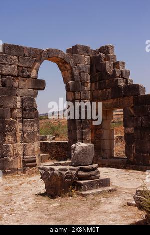 Uno scenario del Volubilis in parte scavato berbero-romana città in Marocco alla luce del giorno Foto Stock