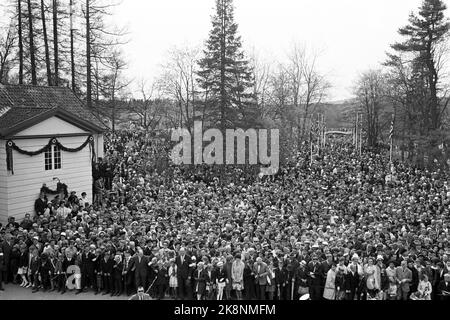 Eidsvoll 19640517 Una celebrazione speciale del 17 maggio a Eidsvoll in occasione del 150th° anniversario della Costituzione. Anniversario della Costituzione. Affollata all'esterno dell'edificio Eidsvoll Foto: NTB / NTB Foto Stock