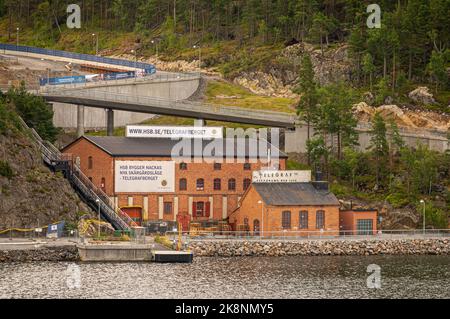 Svezia, Stoccolma - 16 luglio 2022: Ristorante Telegraf sulla strada Telegrafvaegen lungo la costa di avvicinamento delle navi dal Mar Baltico. Edificio in mattoni rossi Foto Stock