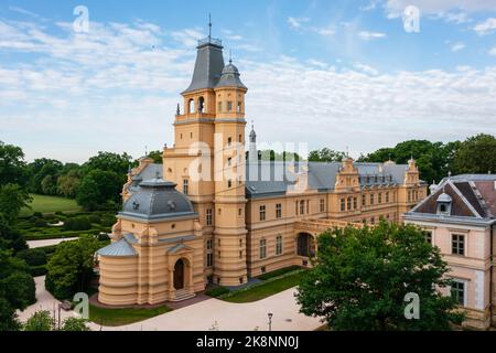 Veduta aerea del Palazzo Wenckheim, recentemente ristrutturato, a Szabadkígyós, Ungheria. Fu costruito tra il 1875 e il 1879. Foto Stock