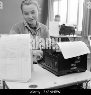 Våler nell'autunno del 1958 il Consiglio per l'Amministrazione scolastica, ha lavorato alla riforma scolastica - la nuova scuola per 9 anni. In tutto il paese sono state create diverse scuole sperimentali per provare il programma. Qui dalla scuola di Våler a Solør, che è una delle scuole di prova che si costruisce da terra in vista della scuola di unità. Qui Liv Sormbroen che entra nella classe 9 Y (ufficio) e impara a scrivere il sistema touch sulla macchina da scrivere. Foto: Aage Storløkken / corrente / NTB. Foto Stock