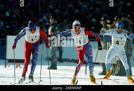 Lillehammer 19940222 Olimpiadi invernali a Lillehammer. 4x10 km signori. Vegard Ulvang manda Thomas Alsgaard al via sulla 3rd° tappa. L'Italia ha vinto, la Norvegia è arrivata al secondo posto e la Finlandia al terzo. La squadra norvegese era composta da: Sture Sivertsen, 1st° tappa, Vegard Ulvang, 2nd° tappa, Thomas Alsagaard, 3rd° tappa e Bjørn Dæhlie finale. Foto: Jon EEG / NTB Foto Stock