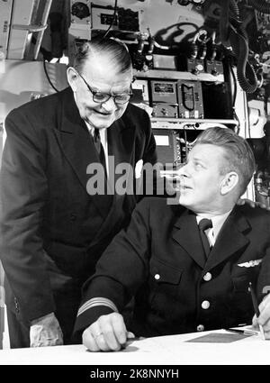 Copenhagen, Danimarca 19570224 SAS scrive la storia dei voli aprendo la prima rotta di volo al mondo sul polo nord geografico. Il percorso è andato tra Copenhagen via Anchorage a Tokyo. Ecco il pioniere del volo Hjalmar Riiser-Larsen (TV) insieme al navigatore Anders Sannes a bordo del velivolo DC7 Guttorm Viking sulla sua strada per Tokyo. Foto: Archivio NTB / NTB Foto Stock