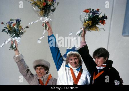 Sarajevo, Iugoslavia 1984-02. I Giochi Olimpici invernali 1984. Foto: Premio per 20km sci di fondo, donne. Marja Liisa Hämäläinen, Finlandia (oro), Raisa Smetanina, Soviet (argento) e Anne Jahren, Norvegia (bronzo) il 18 febbraio 1984. (Jahren entrò come riserva di 20km a causa del campo norvegese.) NTB Foto Stock