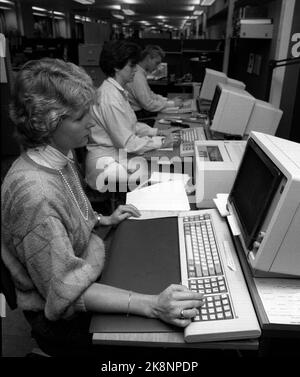 Oslo 19871020 uso di EDB / dati presso l'Ufficio della sicurezza sociale di Oslo. Il reparto di elaborazione dei casi, diversi computer in fila, con donne e uomini al lavoro. Foto: Eystein Hanssen / NTB / NTB Foto Stock