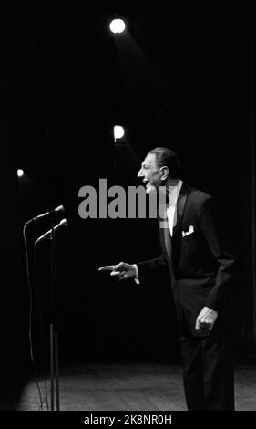 Oslo 1970; Party performance al Chat Noir in occasione del revue artista Leif regola il suo 60th° compleanno. Qui Leif si regola sul palco, parla e gesticula. Regolare il profilo. Foto; per Ervik / corrente / NTB Foto Stock