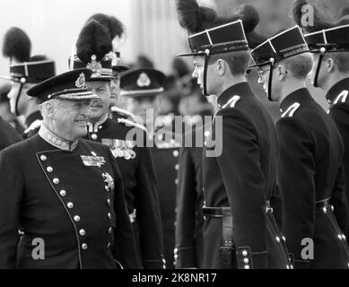 Oslo 1984-10: Scuola di guerra. Re Olav V ispeziona la Scuola di guerra in relazione ad essa sono stati 60 anni da quando egli stesso si è laureato dalla scuola, 18 ottobre 1984. Foto: Erik Thorberg / NTB Foto Stock