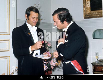 Oslo 1974 ottobre: Re Carl Gustaf di Svezia in visita ufficiale in Norvegia. Un re fumoso Carl Gustaf prende un fumo mentre attende gli ospiti nell'ambasciata svedese. Foto: NTB / NTB Foto Stock