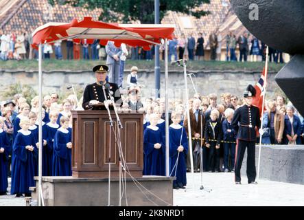 Oslo 19780702. Re Olav 75 anni. Molti avevano trovato la strada per la Piazza della Fortezza e il Monumento Nazionale per rendere omaggio al re Olav il suo 75th° giorno. Qui il re Olav parla durante la riunione di festa. Foto: Vena Hammerstad NTB / NTB Foto Stock